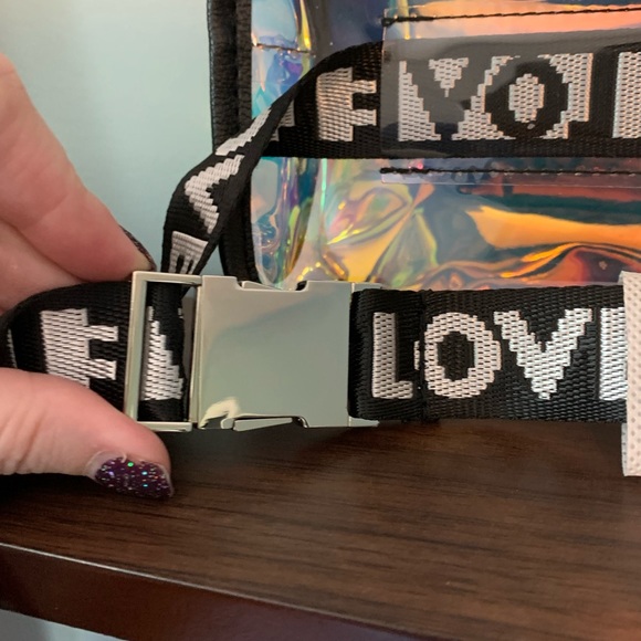 3/$20 ✨ Iridescent waist bag - Picture 4 of 6